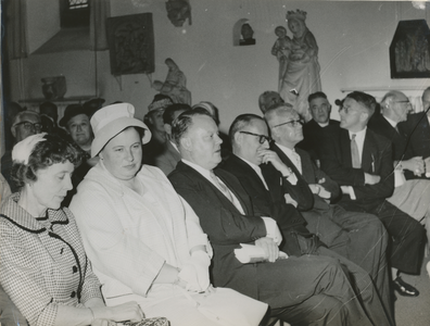 851753 Afbeelding van enkele genodigden bij de opening van de tentoonstelling 'Ikonen' gehouden van 17 juli-30 augustus ...